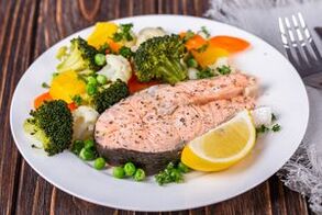 Japanisches Diätgericht mit magerem Fisch.