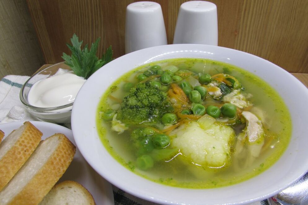Rinderbrühe mit Blumenkohl und Brokkoli