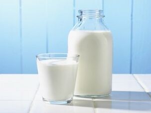 Kefir ist ein nützliches fermentiertes Milchprodukt, das die Gewichtsabnahme fördert. 