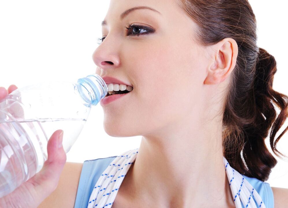 trinke Wasser bei einer faulen Diät